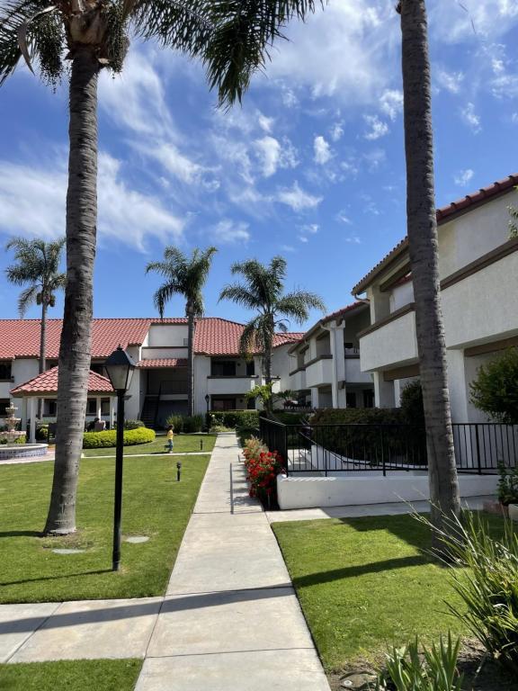 Building Photo - 6386 Lincoln Ave