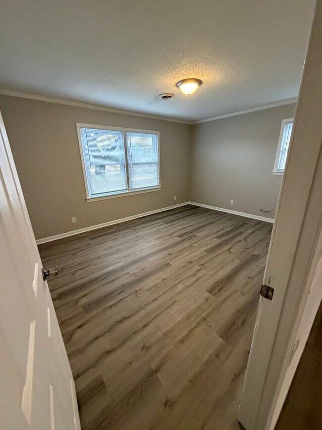 Building Photo - Newly Renovated For You! DEPOSIT SPECIAL $1000.00!