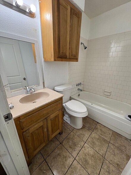 Building Photo - 818 Quinette Dr
