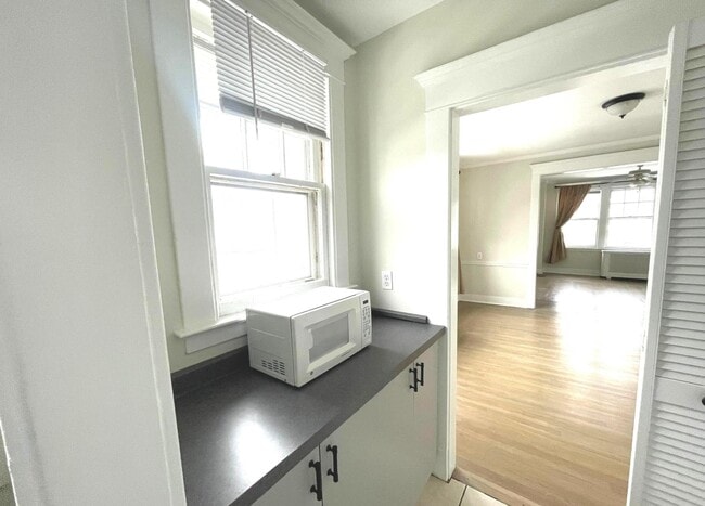 Building Photo - 108 Concord St