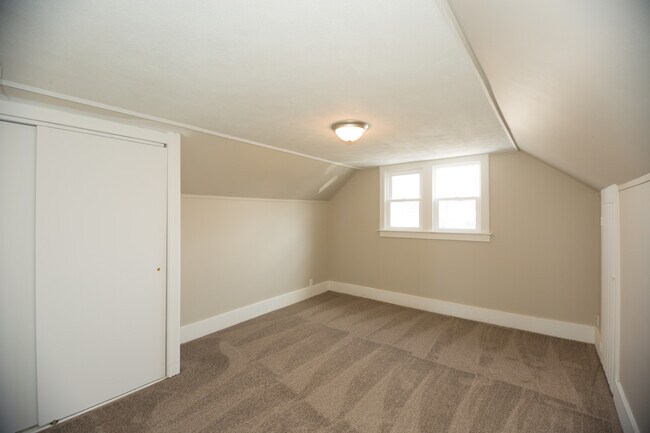 Building Photo - 3 potential 4 bedroom in desirable Beech G...