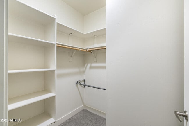 Building Photo - 945 E Playa Del Norte Dr