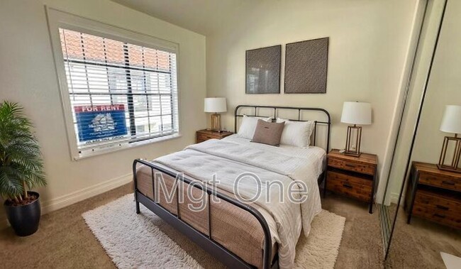 Building Photo - 819 W 15th St