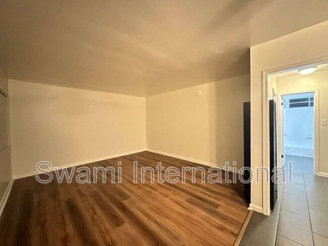 Building Photo - 674 W 27th St