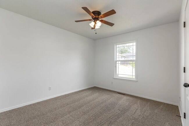 Building Photo - Welcome to your future home in Hollister, ...