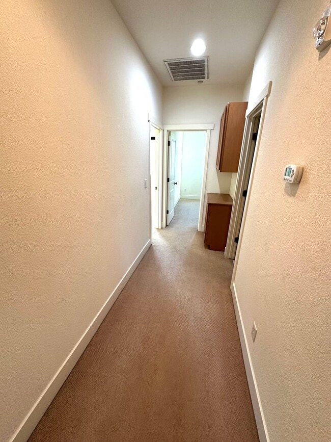 Building Photo - Welcome to modern luxury living in the heart of Midtown Sacramento!