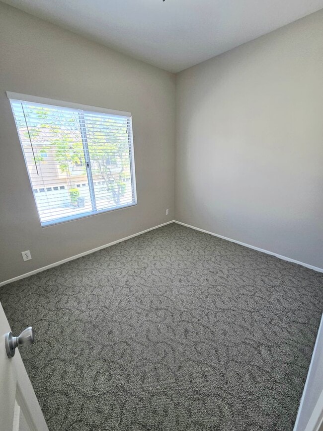 Building Photo - Large and spacious 3 bedroom townhouse with garage!