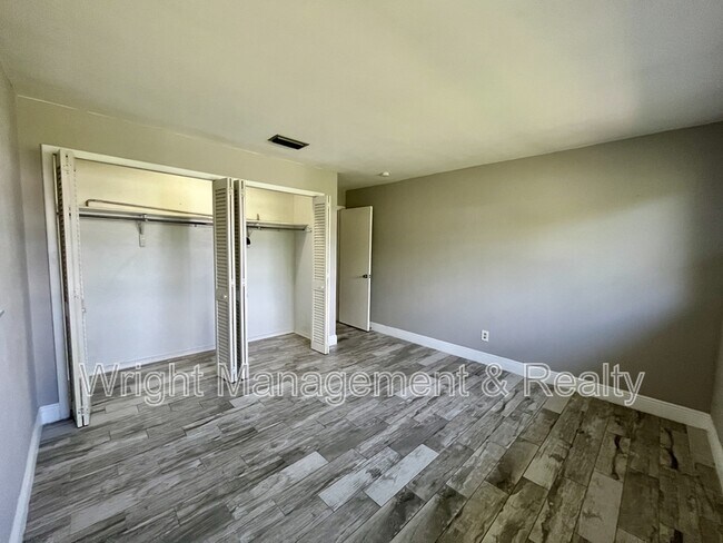 Building Photo - 2323 Surrey Ln