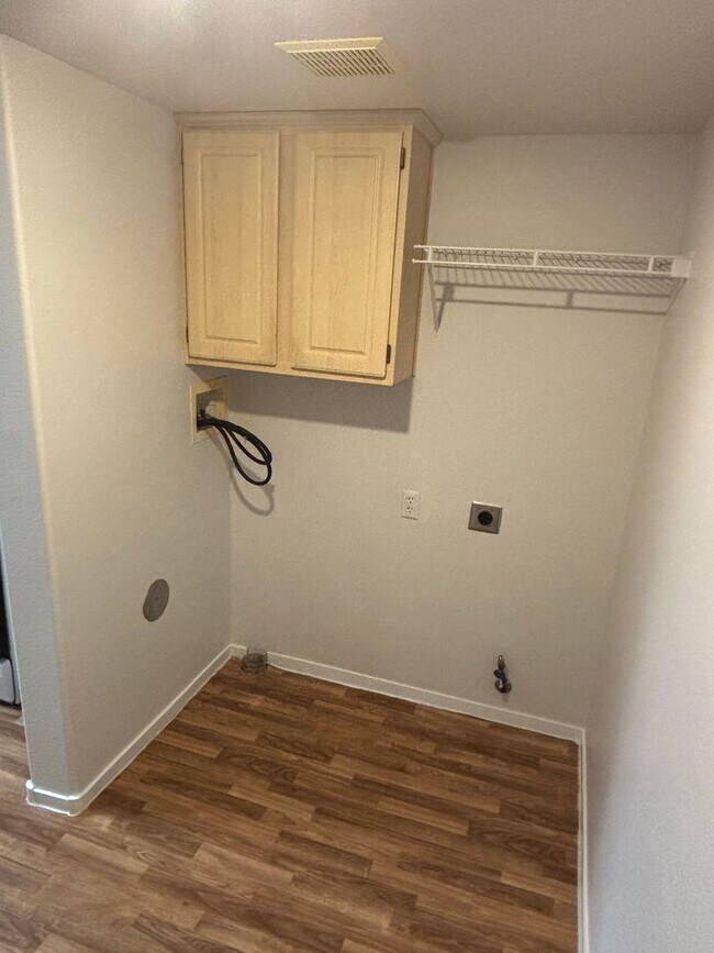 Building Photo - *GREAT TOWNHOME IN GATED "SILVERADO RANCH COMMUNITY!!"