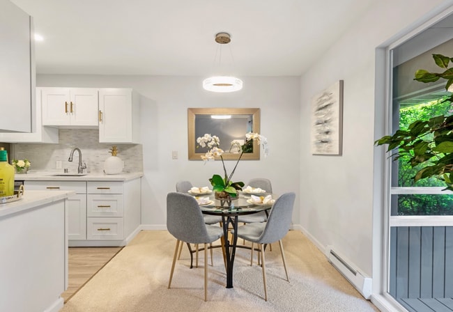 Building Photo - Bellevue Square Ground Floor 2 Bedroom Condo