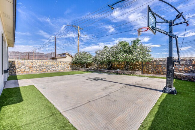 Building Photo - We have a beautiful home fully furnished with 4 bedroom-2 baths