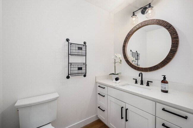 Building Photo - Redmond 4BD / 3BA Home with Central A/C on 3 Acres – Available Now