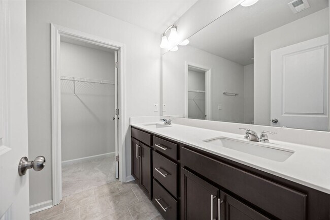 Building Photo - Raleigh Living Made Easy – 3BR Townhome w/ Amenities & Prime Location