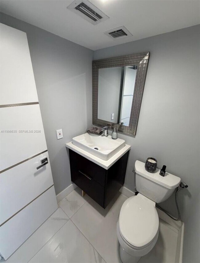 Building Photo - 1420 Brickell Bay Dr