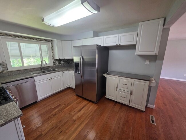 Building Photo - 3-bedroom, 2-bath home in West Mifflin
