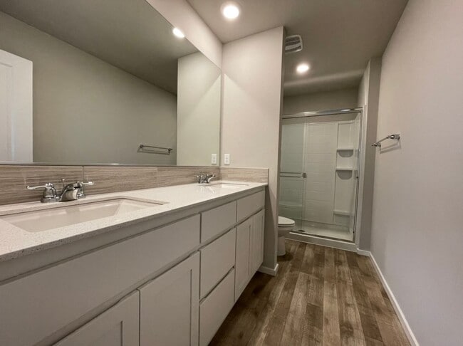 Building Photo - Modern 3-Bed, 2.5-Bath Home with Quartz Counters, Central A/C, and Prime Location!