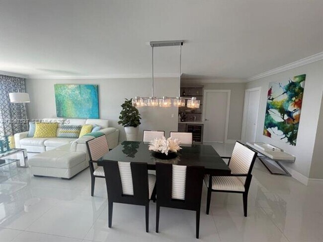 Building Photo - 5001 Collins Ave