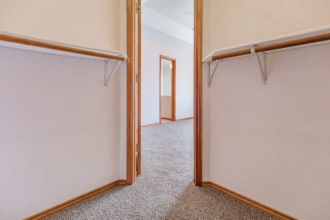 Building Photo - Inviting 3 Bed 2 Bath - Pet Friendly!