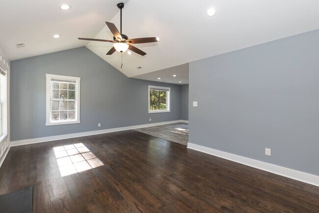 Building Photo - Three Bedroom Home!