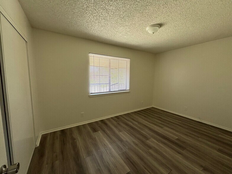 Building Photo - 509 E Ave Q