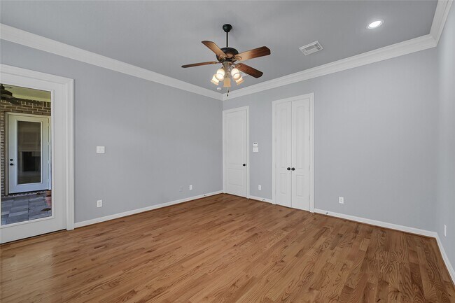Building Photo - 5738 Ariel St