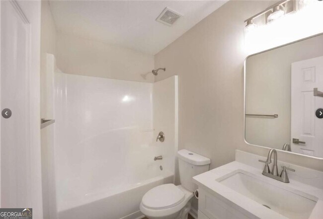 Building Photo - 833 Oakview Trce