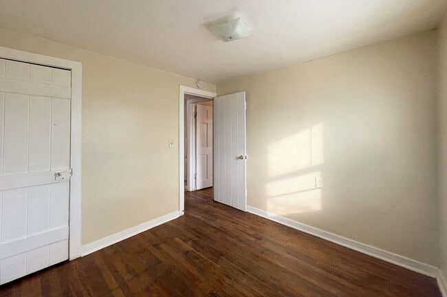 Building Photo - 3 Bedroom 1 Bathroom house