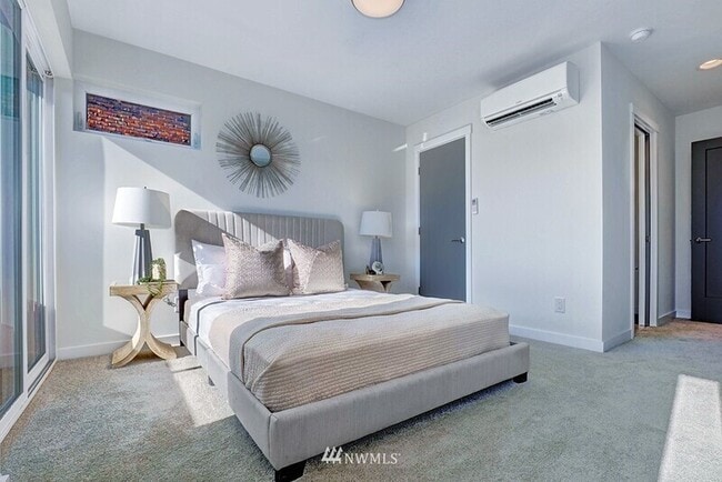 Building Photo - 632 10th Ave E