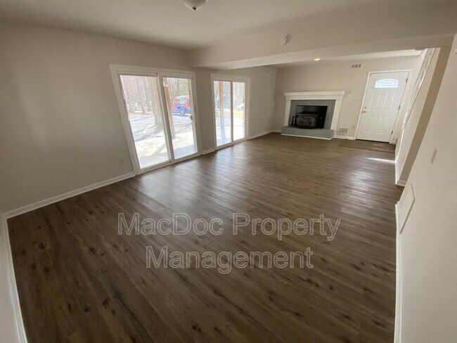 Building Photo - 3621 Lakeview Pkwy