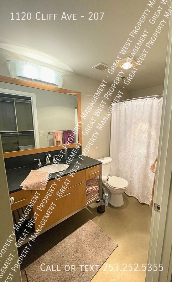 Building Photo - 1120 E Cliff Ave