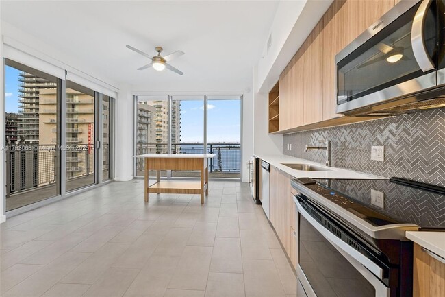 Primary Photo - 2150 N Bayshore Dr