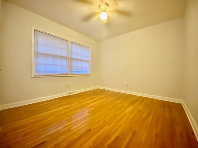 Building Photo - Established quiet neighborhood -3 bed,2 ba...
