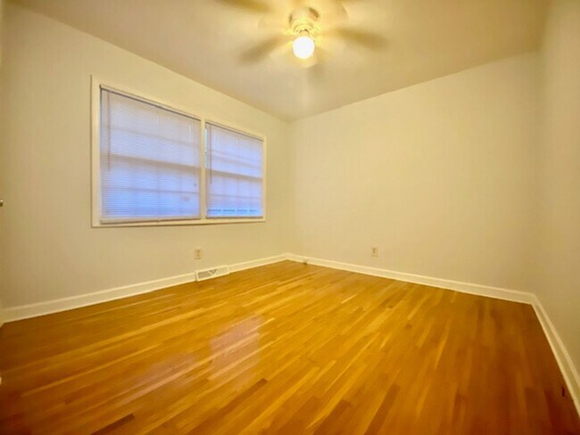 Building Photo - Nice quiet neighborhood -3 bed,2 bath bric...