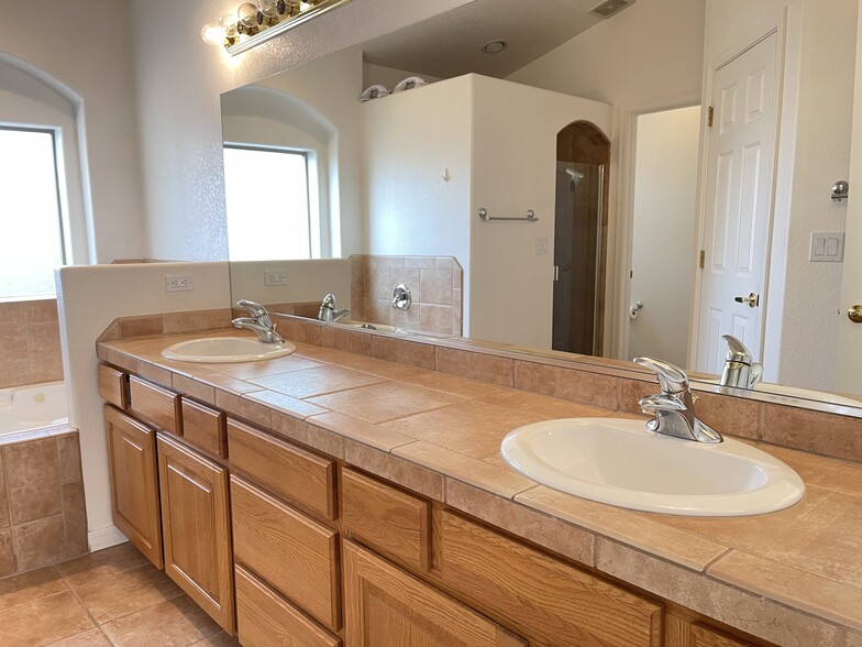 Building Photo - 2162 Joann Ave