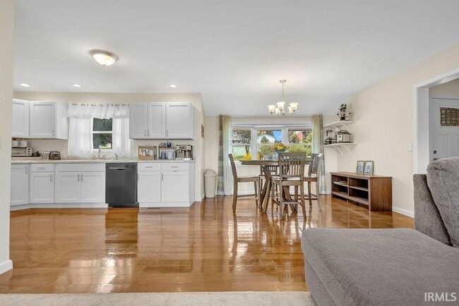 Building Photo - 1744 Parkview Dr