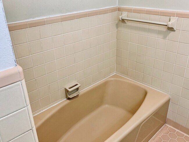 Building Photo - Immaculate home in Broadmoor