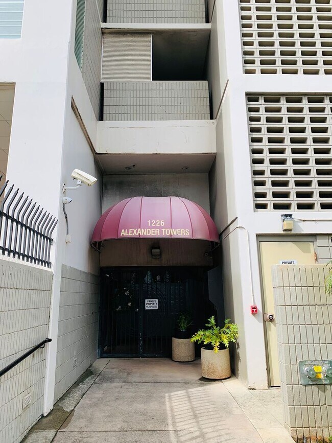 Building Photo - Fully Renovated 2/1/1 at Alexander Towers