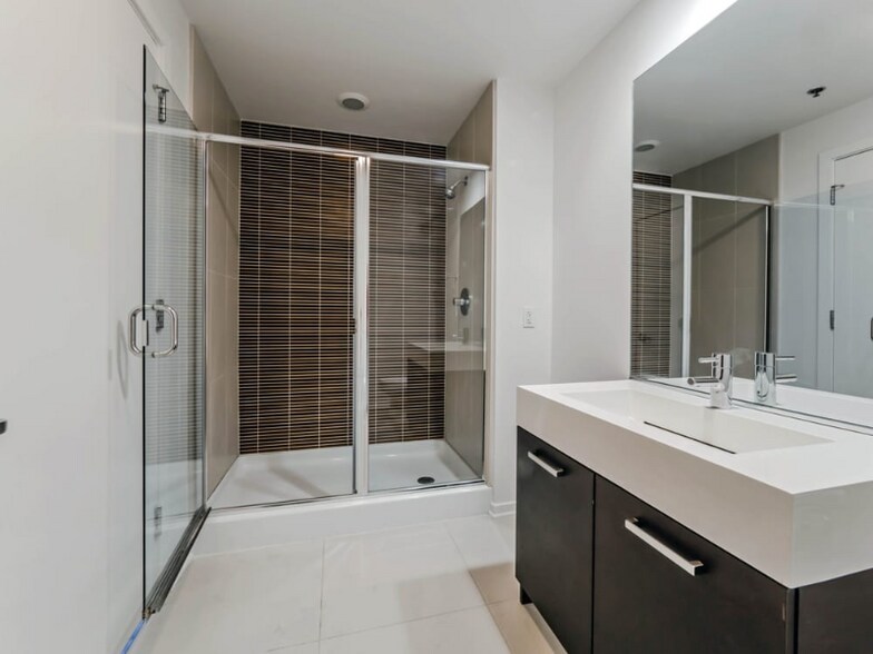 Building Photo - 1169 S Plymouth Ct