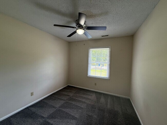 Building Photo - Nice 3 bedroom, 2 bath House