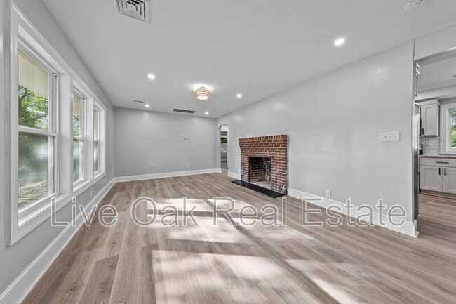 Building Photo - 1557 N Great Neck Rd