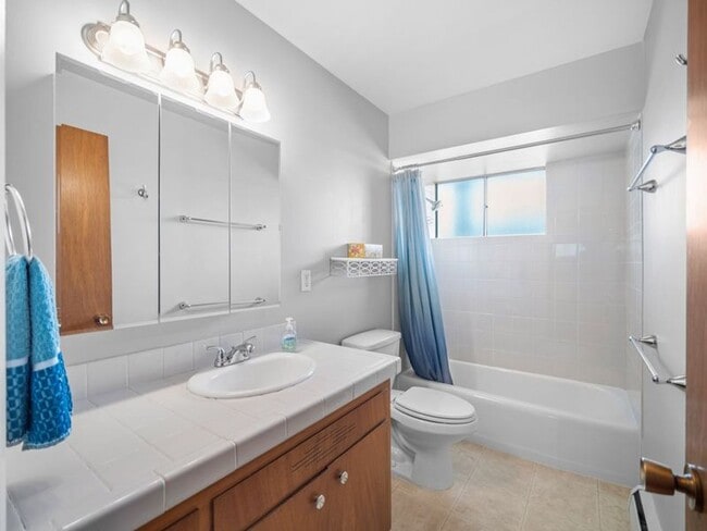 Building Photo - Modern Comfort: 1-Bedroom Apartment with B...