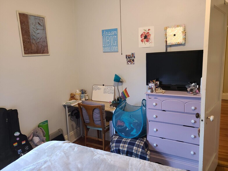 Bedroom - 42 Belknap St
