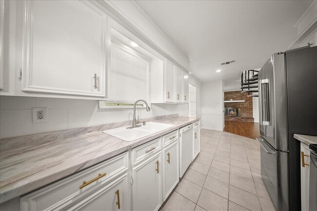 Building Photo - 421 Forrest Ln