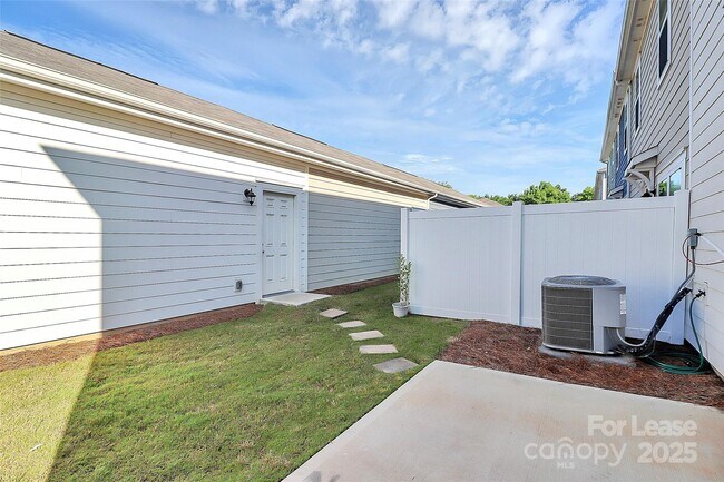 Building Photo - 646 Sagecroft Ln