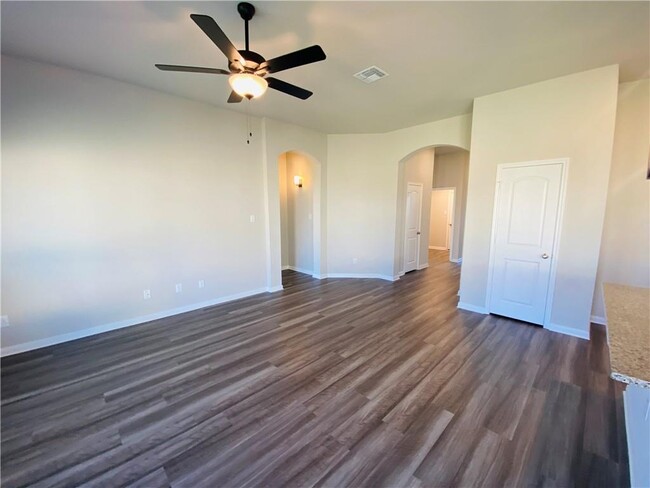 Building Photo - 721 Hollyhock Dr