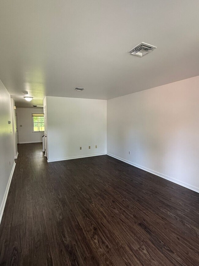 Building Photo - 3-Bedroom | 2.5-Bathroom Townhome - Attached Garage
