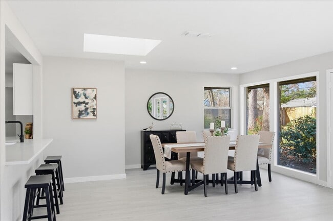 Building Photo - "Spacious 3-Bed, 2-Bath Gem with 2,155 Sq. Ft. on University Drive in Arlington, TX!"