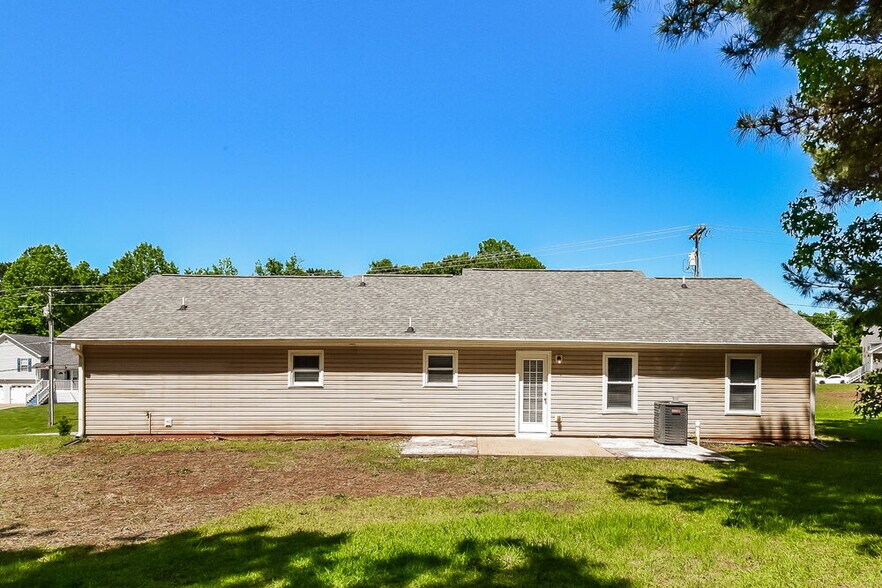 Building Photo - 761 Woodwind Dr