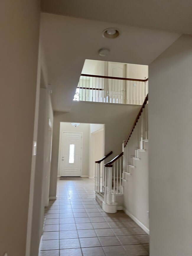 Building Photo - Large 4 Bedroom House