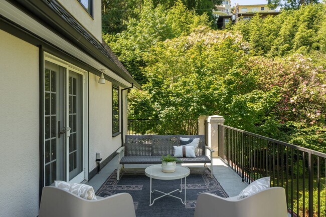 Building Photo - Amazing Nob-Hill Estate with impeccable fi...